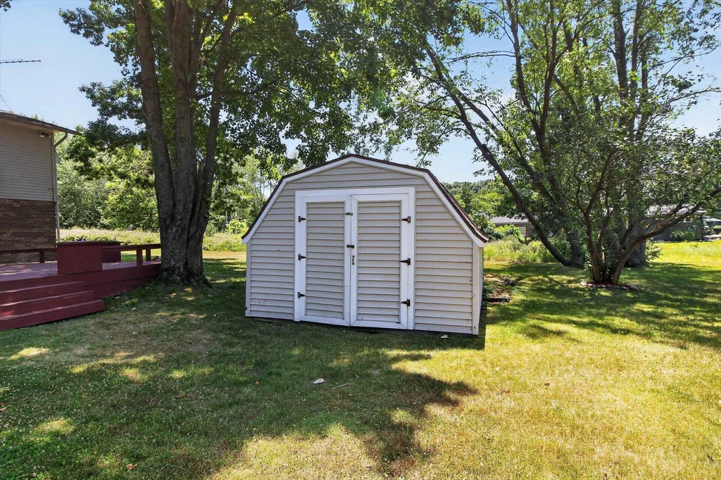 1132 Clubhouse Drive Broomfield Township MI 48893