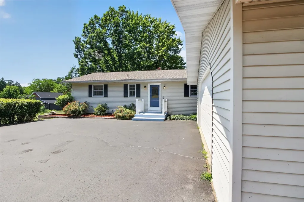 1132 Clubhouse Drive Broomfield Township MI 48893