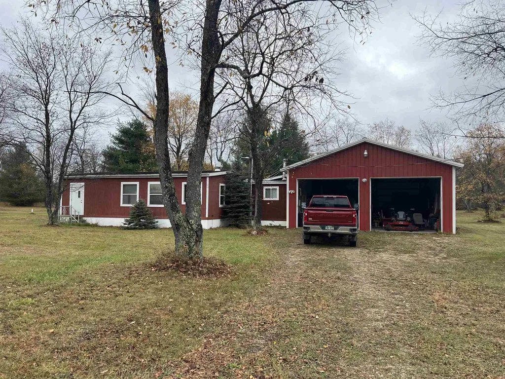 8414 NE Besaw Road Rapid River Township MI 49659