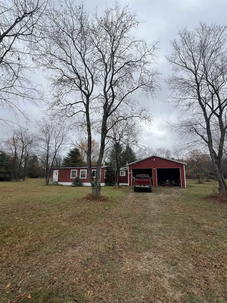 8414 NE Besaw Road Rapid River Township MI 49659