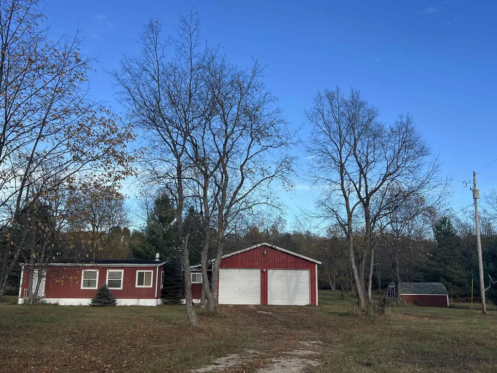 8414 NE Besaw Road Rapid River Township MI 49659