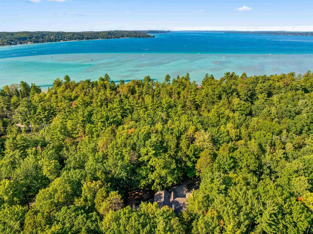 6993 NW Aarwood Road Clearwater Township MI 49676