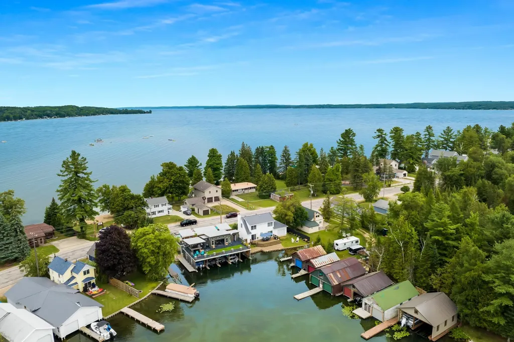 7515 Crystal Beach Road Clearwater Township MI 49676