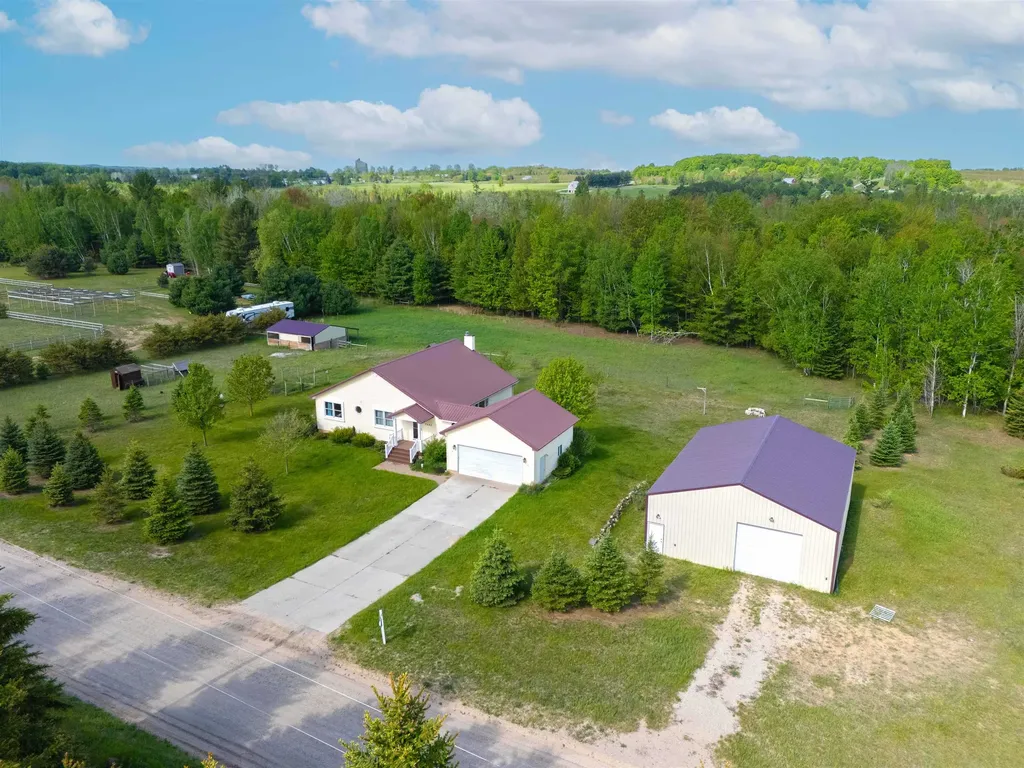 7495 Bennett Road Acme Township MI 49690