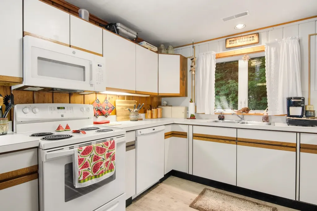 1070 N Us-31 Torch Lake Township MI 49648