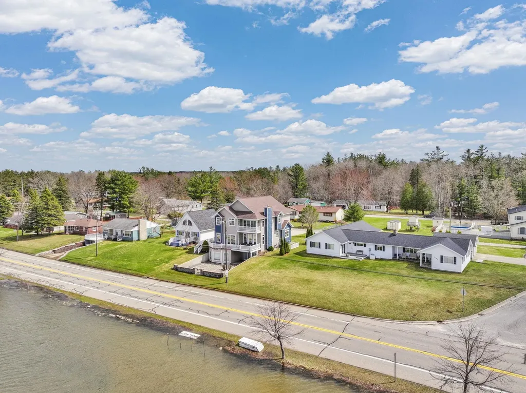 2121 Sunnyside Drive Cadillac City MI 49601