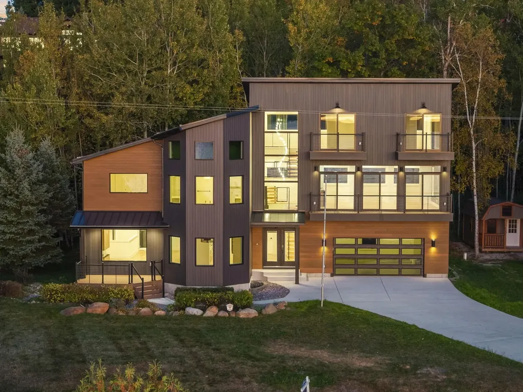 10191 Peninsula Drive Peninsula Township MI 49686