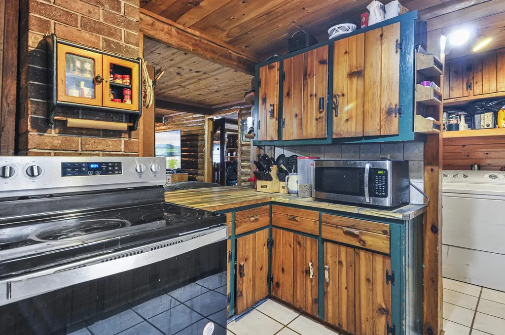 2561 E Johnson Road Norwich Township MI 49651