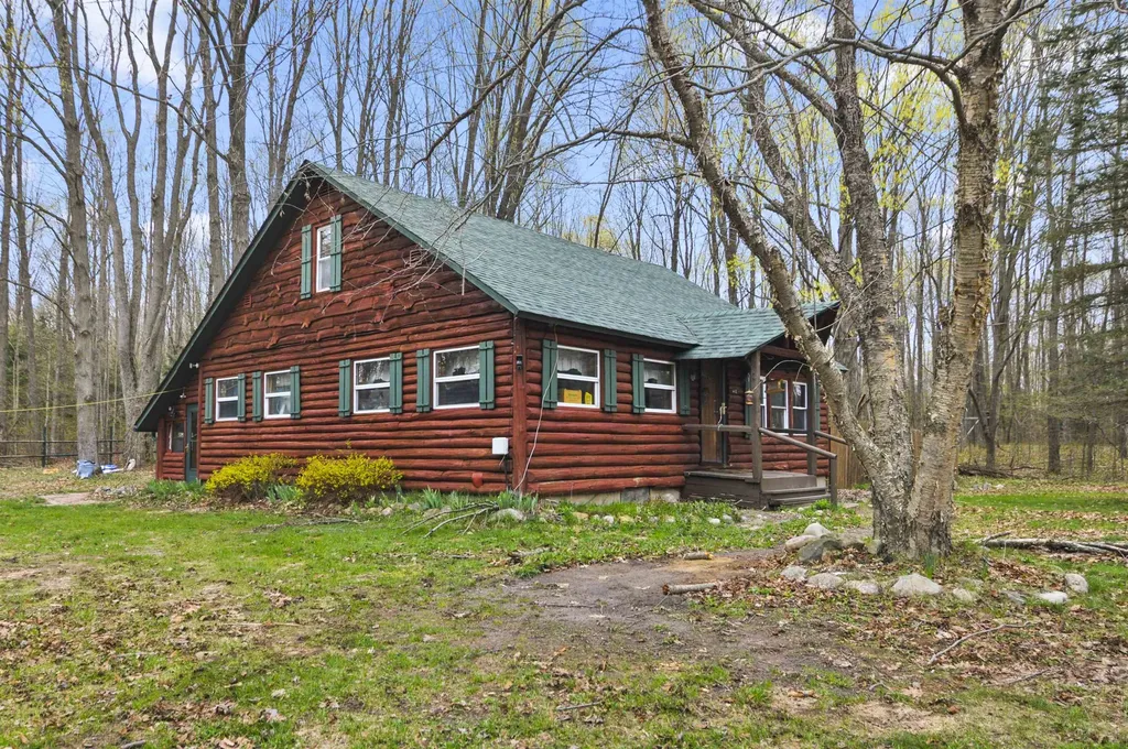 2561 E Johnson Road Norwich Township MI 49651