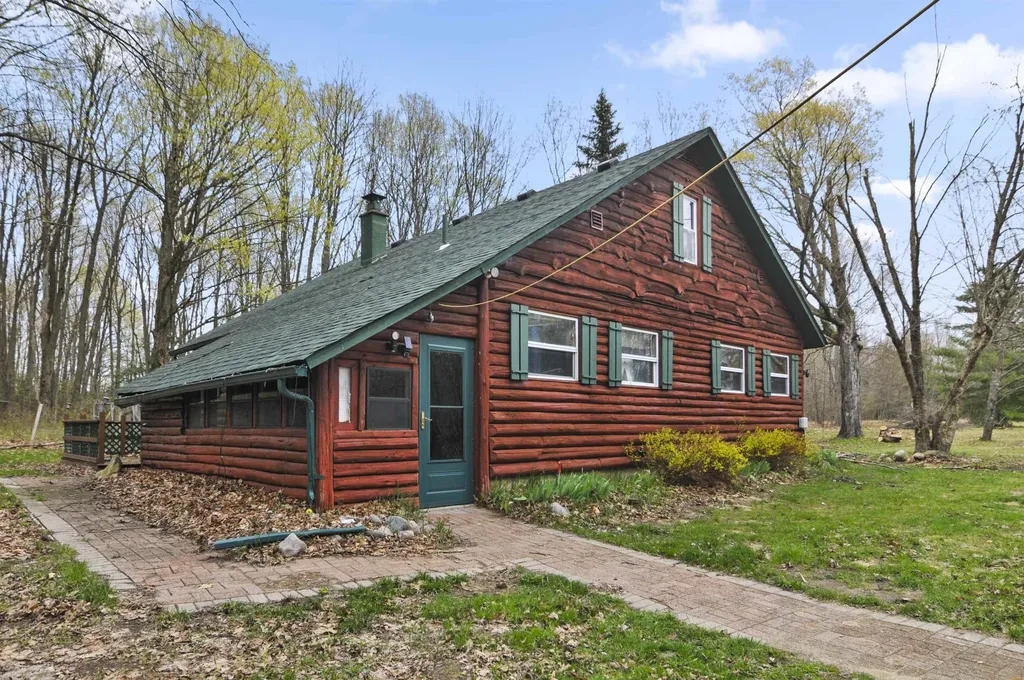 2561 E Johnson Road Norwich Township MI 49651