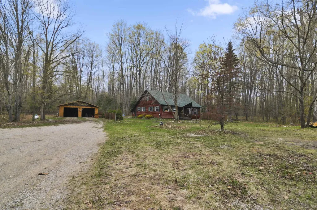 2561 E Johnson Road Norwich Township MI 49651