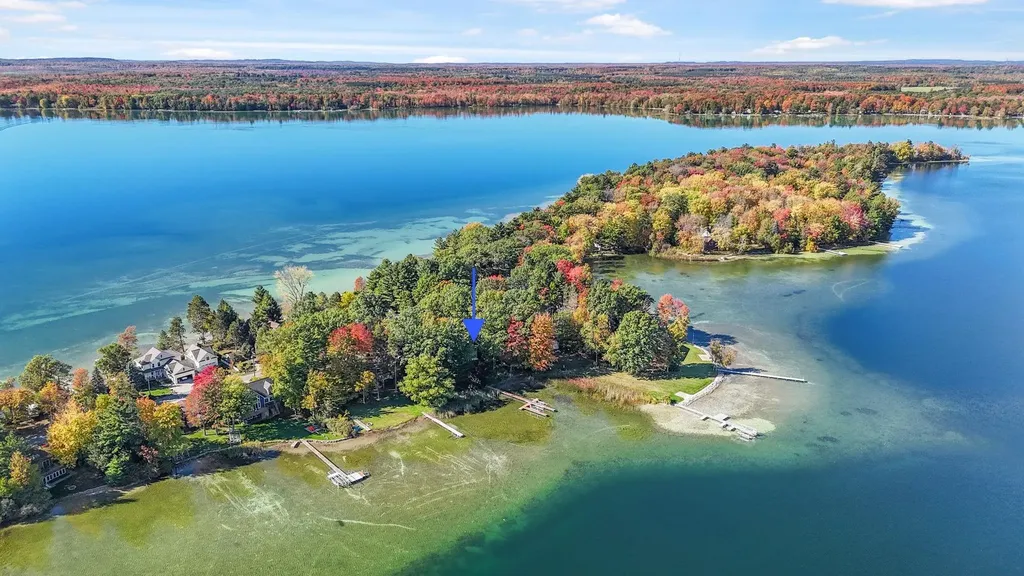 4923 Lakeview Drive Green Lake Township MI 49643