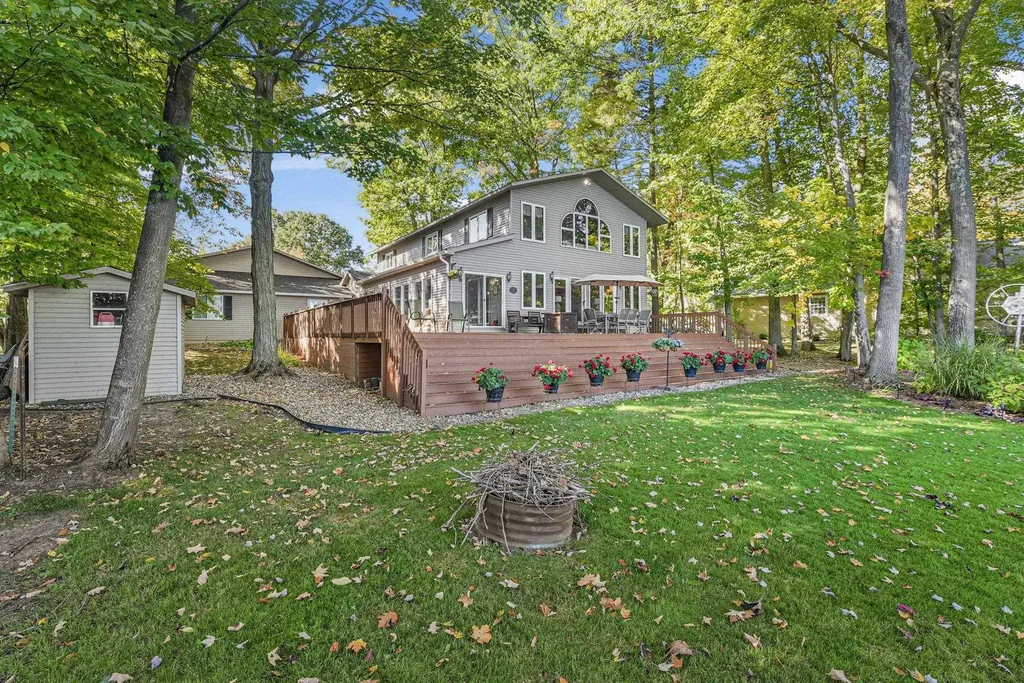 4923 Lakeview Drive Green Lake Township MI 49643