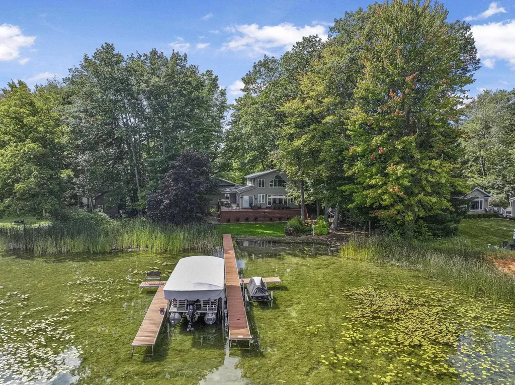 4923 Lakeview Drive Green Lake Township MI 49643