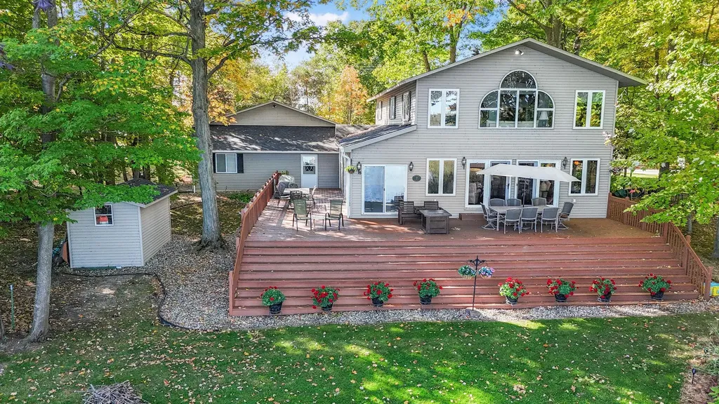 4923 Lakeview Drive Green Lake Township MI 49643