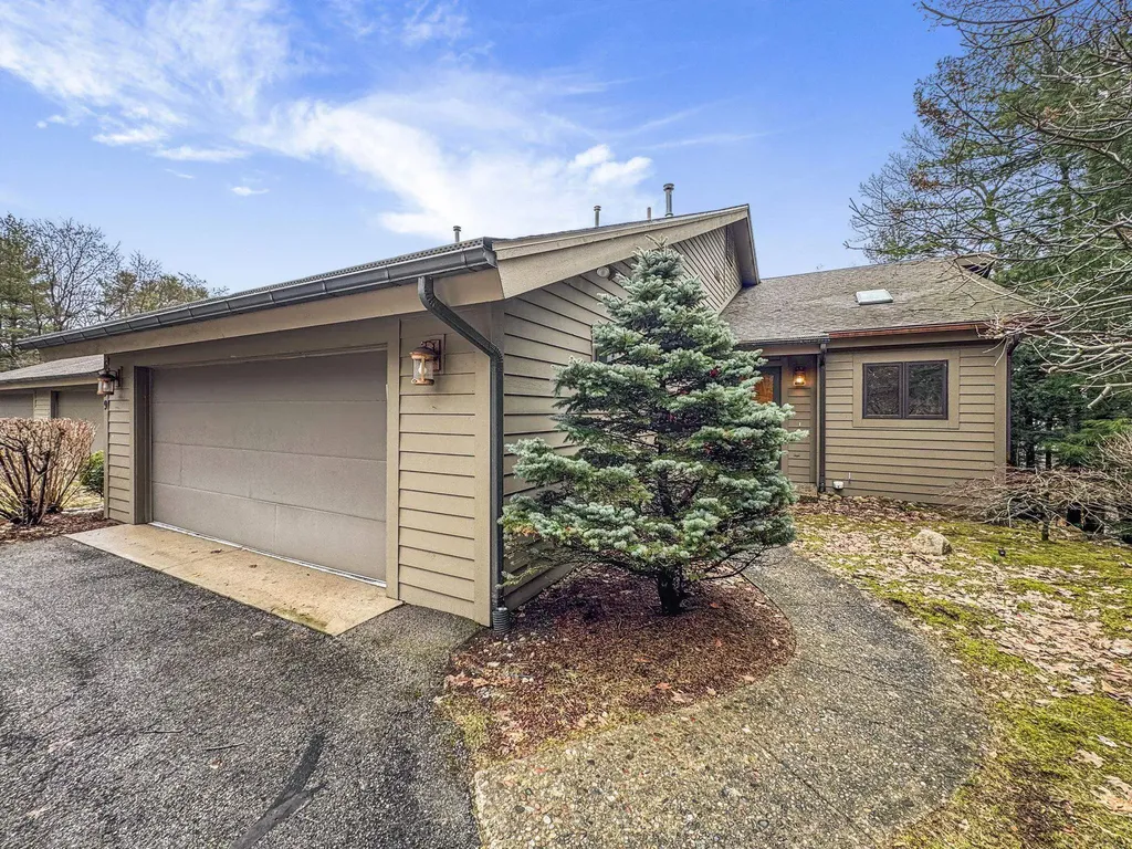 6179 Red Fox Run Peninsula Township MI 49686