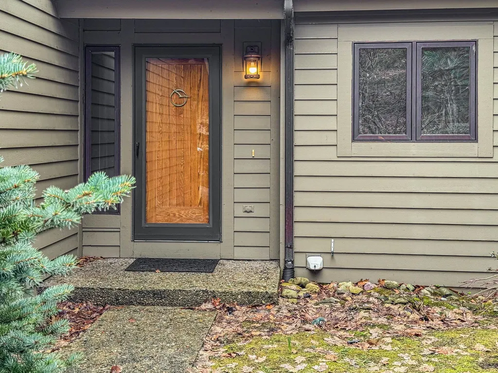 6179 Red Fox Run Peninsula Township MI 49686