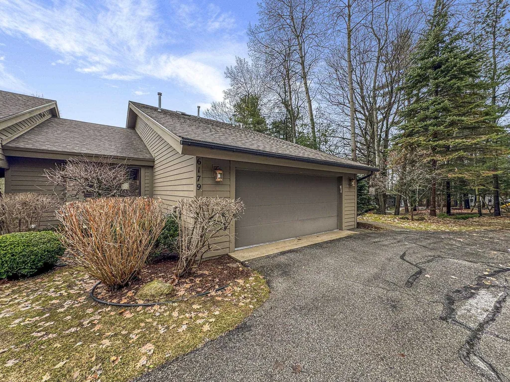6179 Red Fox Run Peninsula Township MI 49686