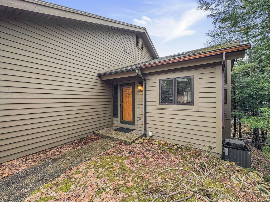6179 Red Fox Run Peninsula Township MI 49686