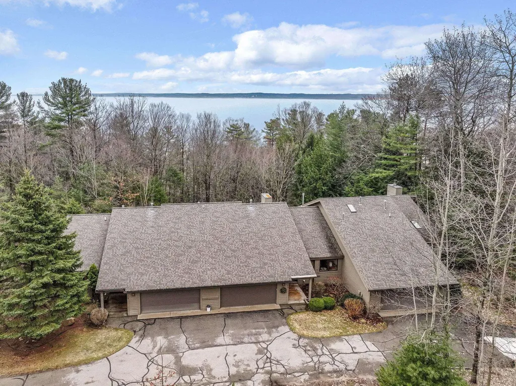 6179 Red Fox Run Peninsula Township MI 49686