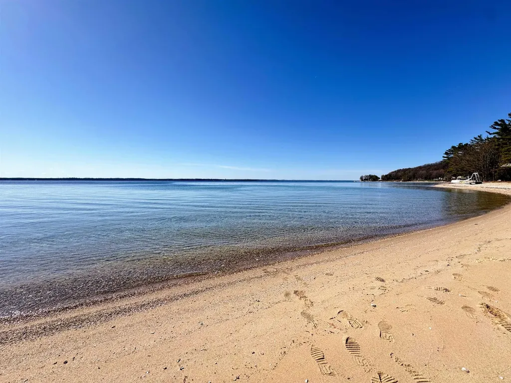 11648 Willow Point Peninsula Township MI 49686