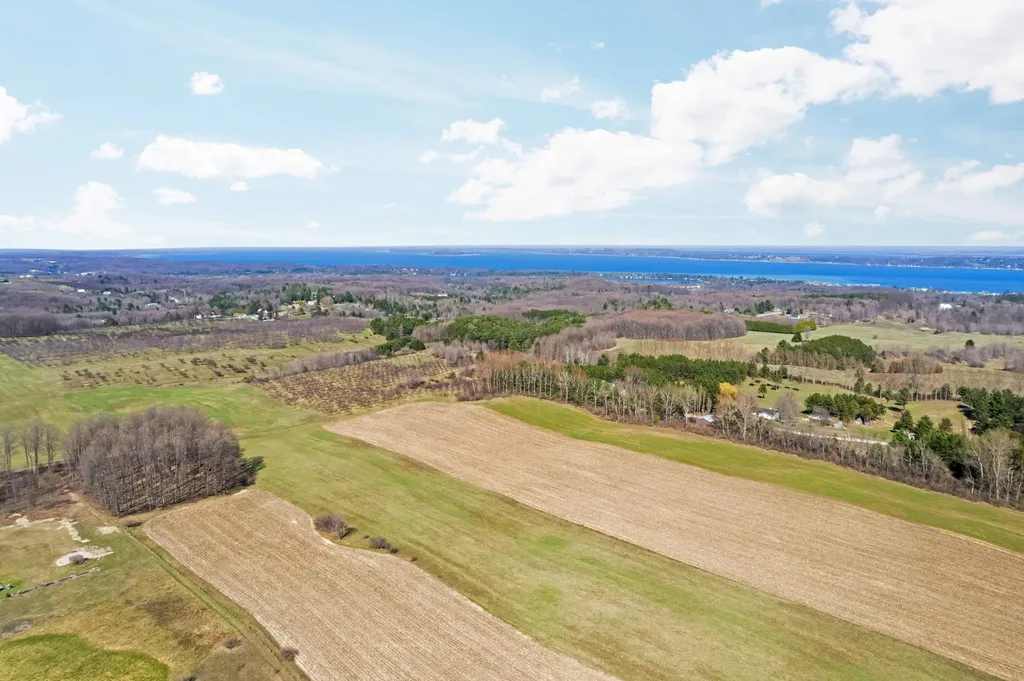 8371 E Boca Vista Trail Elmwood Charter Township MI 49684
