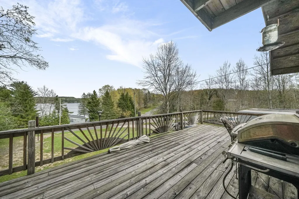 762 Hillcrest Drive Colfax Township MI 49618