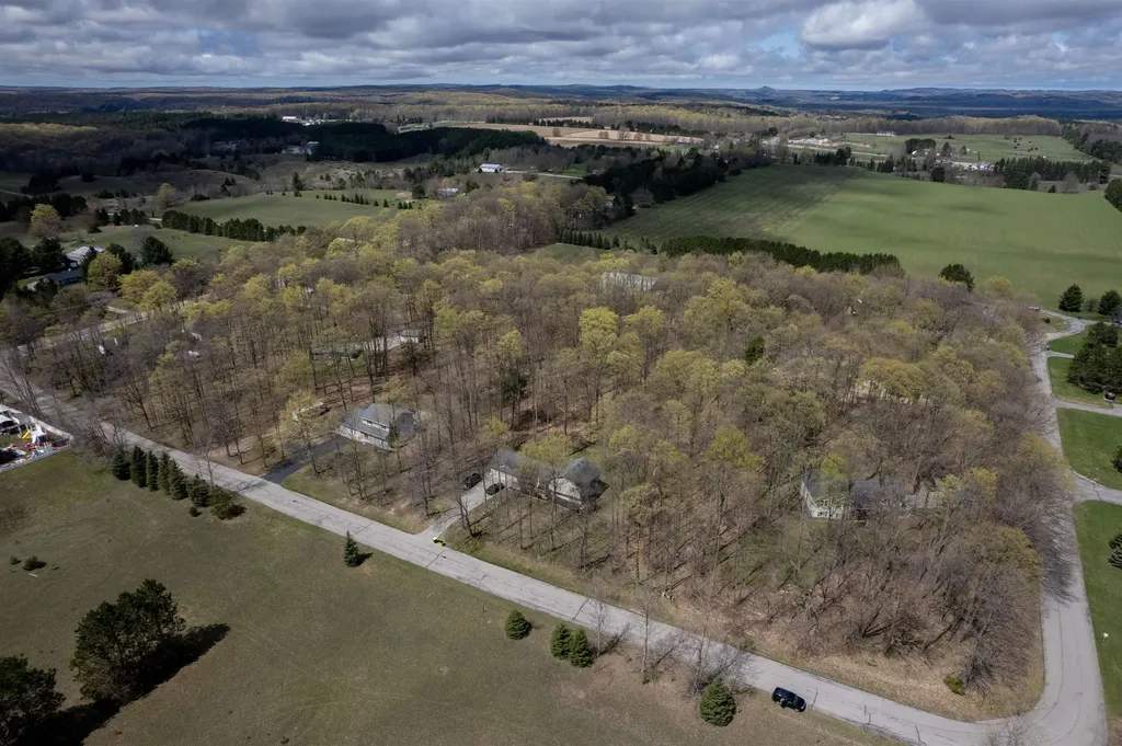 9814 Bobbys Trail Long Lake Township MI 49684
