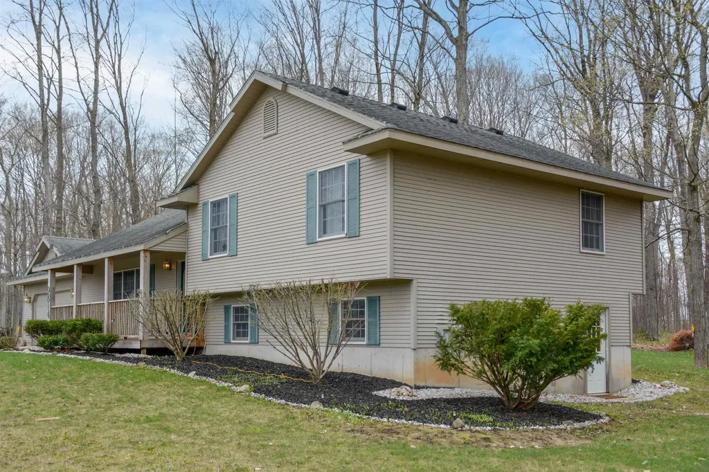 9814 Bobbys Trail Long Lake Township MI 49684