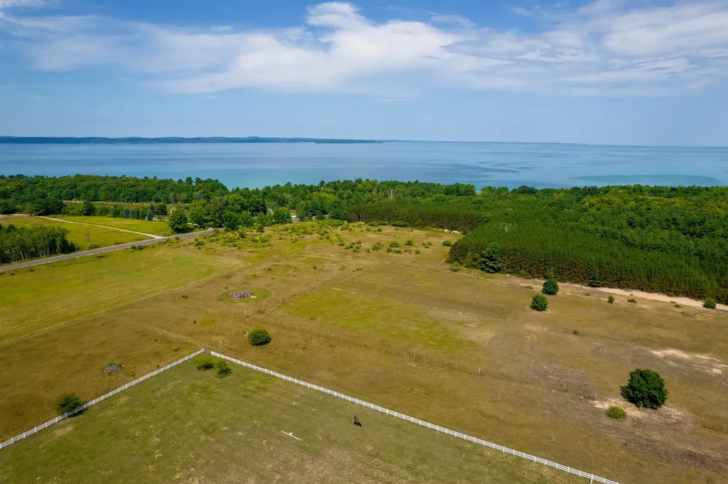 3619 Tompkins Road Peninsula Township MI 49686