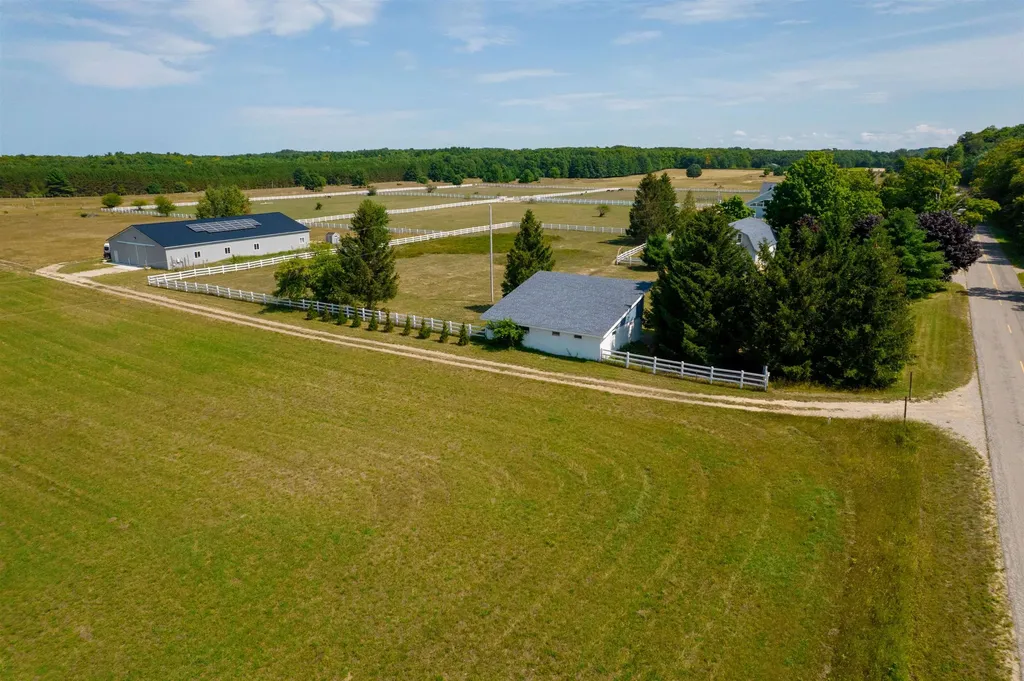 3619 Tompkins Road Peninsula Township MI 49686
