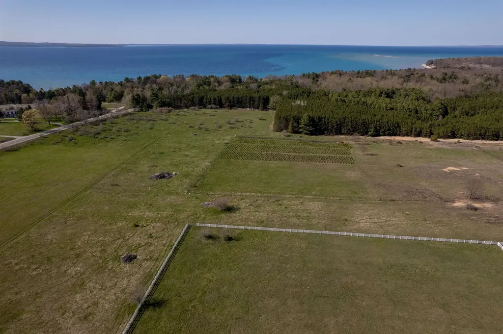 3619 Tompkins Road Peninsula Township MI 49686