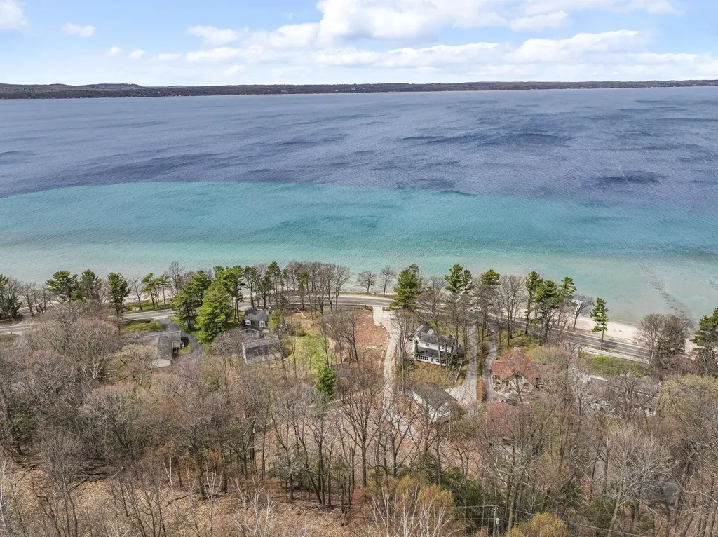 9006 Peninsula Drive Peninsula Township MI 49686