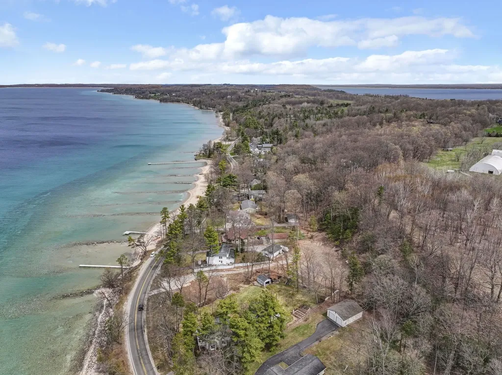 9006 Peninsula Drive Peninsula Township MI 49686