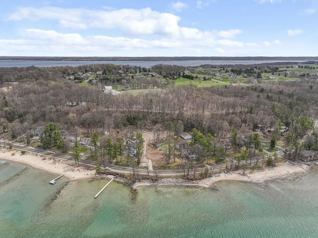 9006 Peninsula Drive Peninsula Township MI 49686