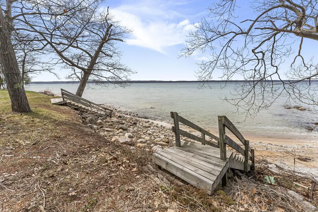 9006 Peninsula Drive Peninsula Township MI 49686