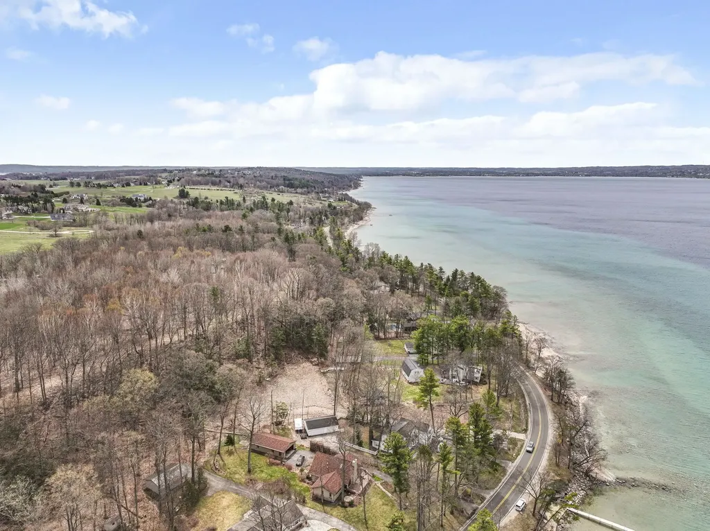9006 Peninsula Drive Peninsula Township MI 49686