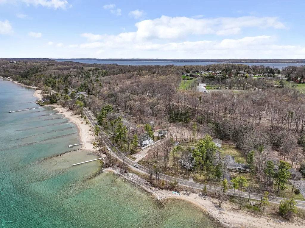 9006 Peninsula Drive Peninsula Township MI 49686