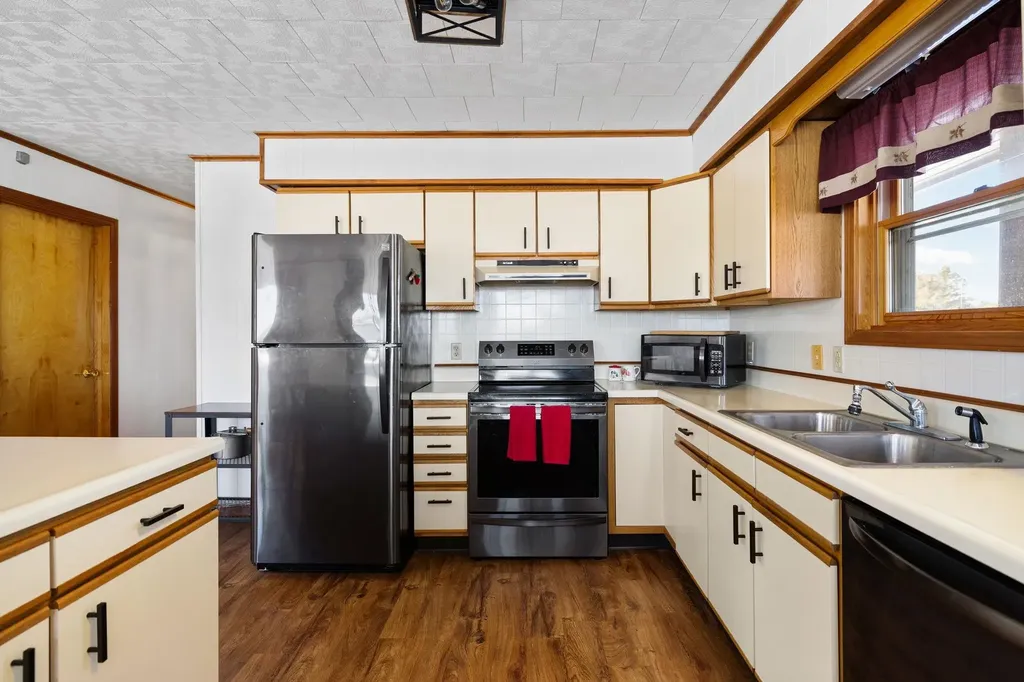 148 N Huron Detour Township MI 49725