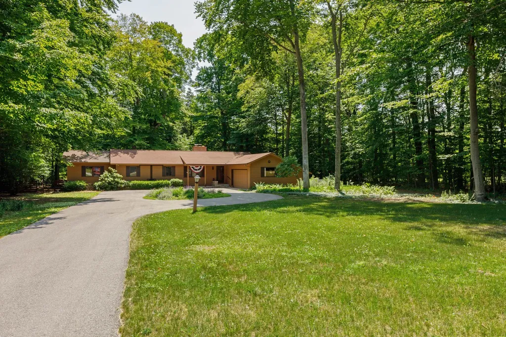 3862 N Trillium Drive Leland Township MI 49654