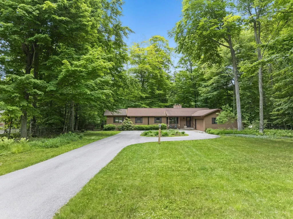 3862 N Trillium Drive Leland Township MI 49654