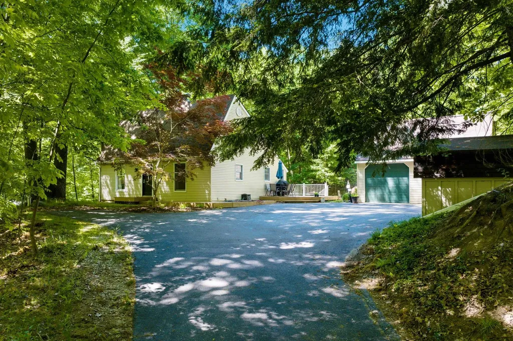 10520 S Dalzell Road Elmwood Charter Township MI 49684