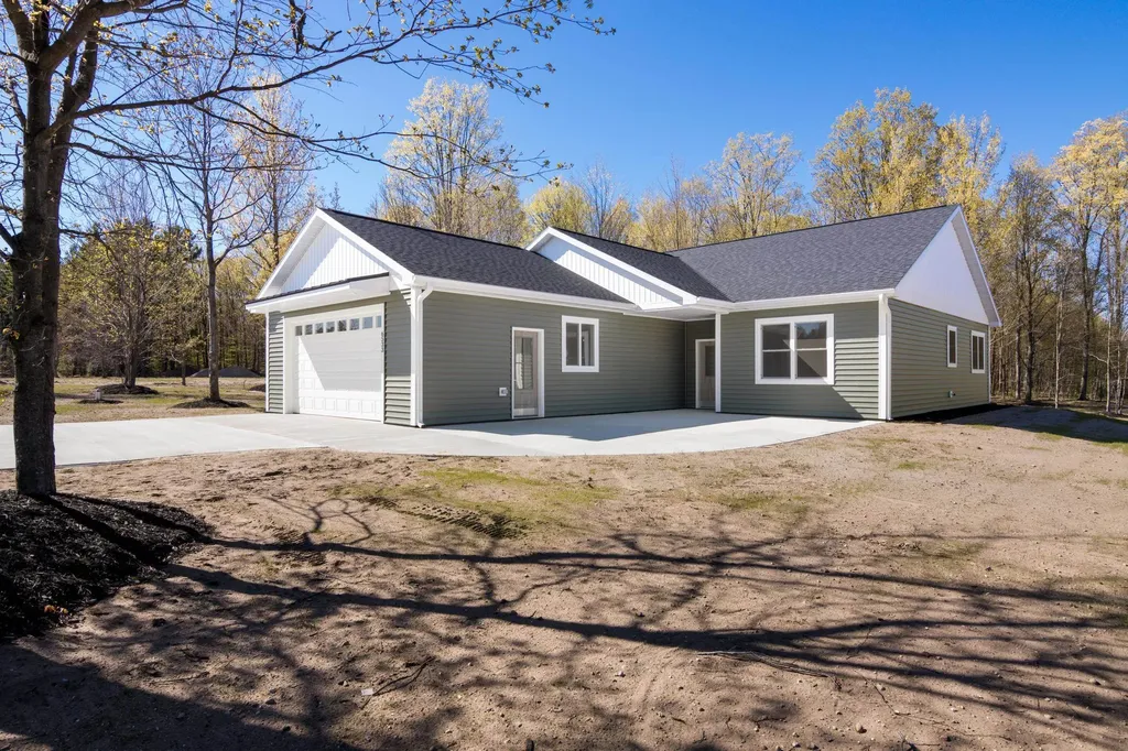 6533 Jeffrey Place Green Lake Township MI 49637