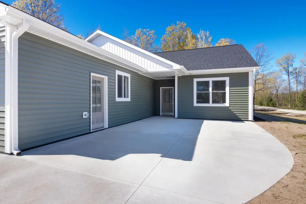 6533 Jeffrey Place Green Lake Township MI 49637
