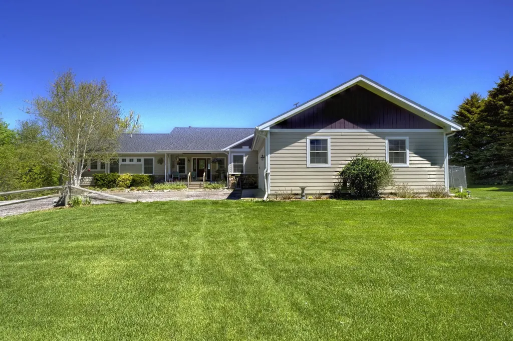 2567 N Evergreen Valley Drive Suttons Bay Township MI 49682