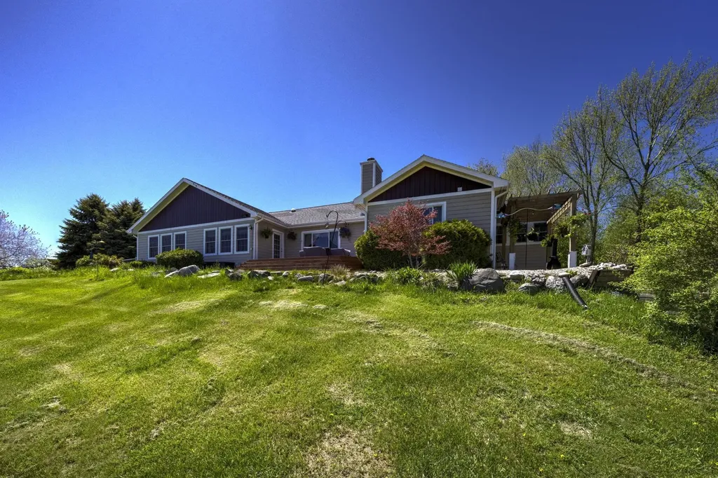2567 N Evergreen Valley Drive Suttons Bay Township MI 49682
