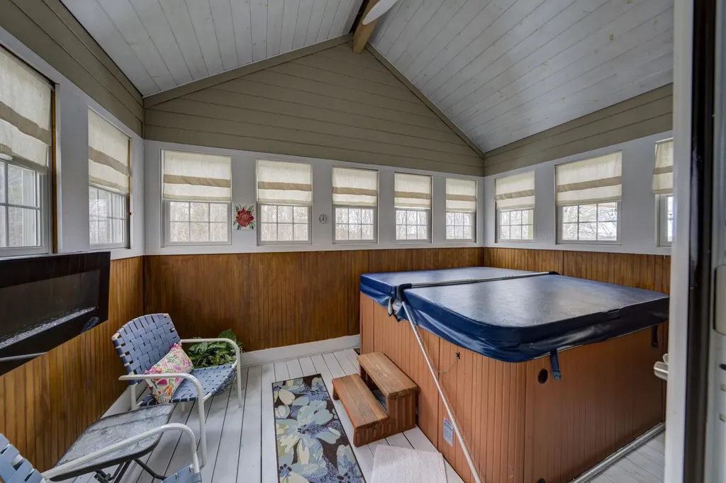 2567 N Evergreen Valley Drive Suttons Bay Township MI 49682