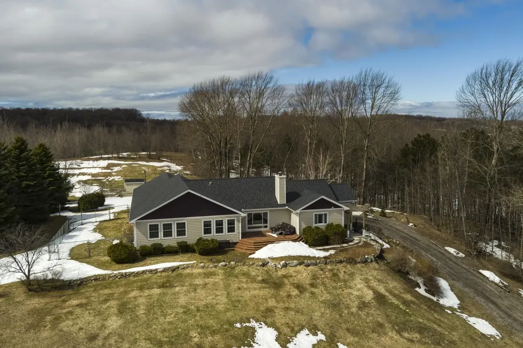 2567 N Evergreen Valley Drive Suttons Bay Township MI 49682