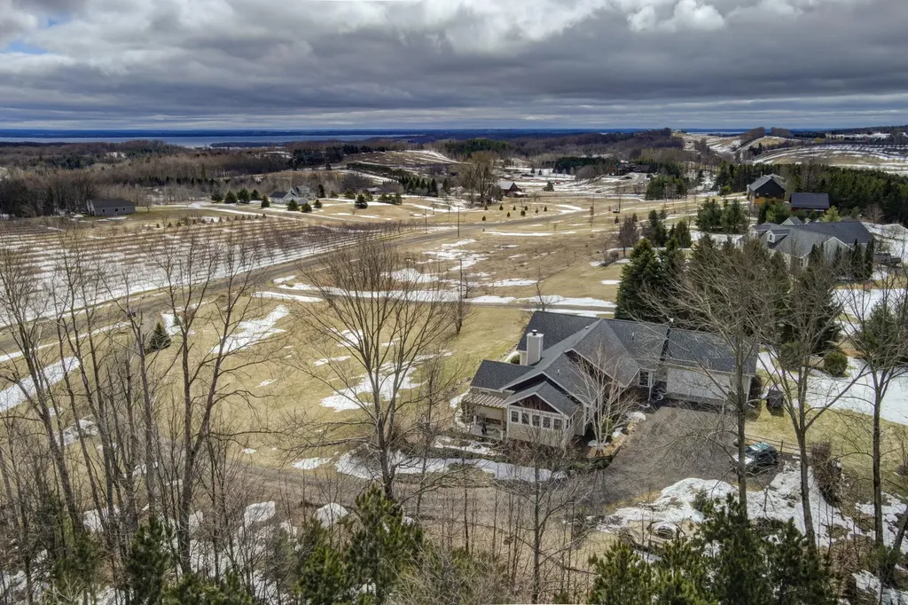 2567 N Evergreen Valley Drive Suttons Bay Township MI 49682