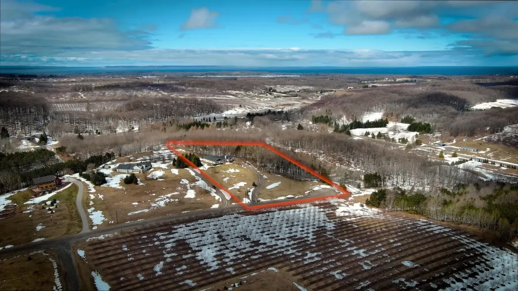 2567 N Evergreen Valley Drive Suttons Bay Township MI 49682
